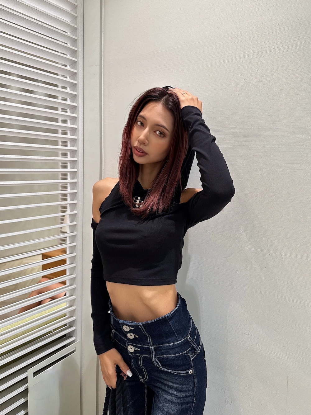 ブラック系のTシャツ/カットソー、ブルー系のデニムパンツ、ブラック系のローファーを着用したレディースの秋コーディネートの2枚目の写真