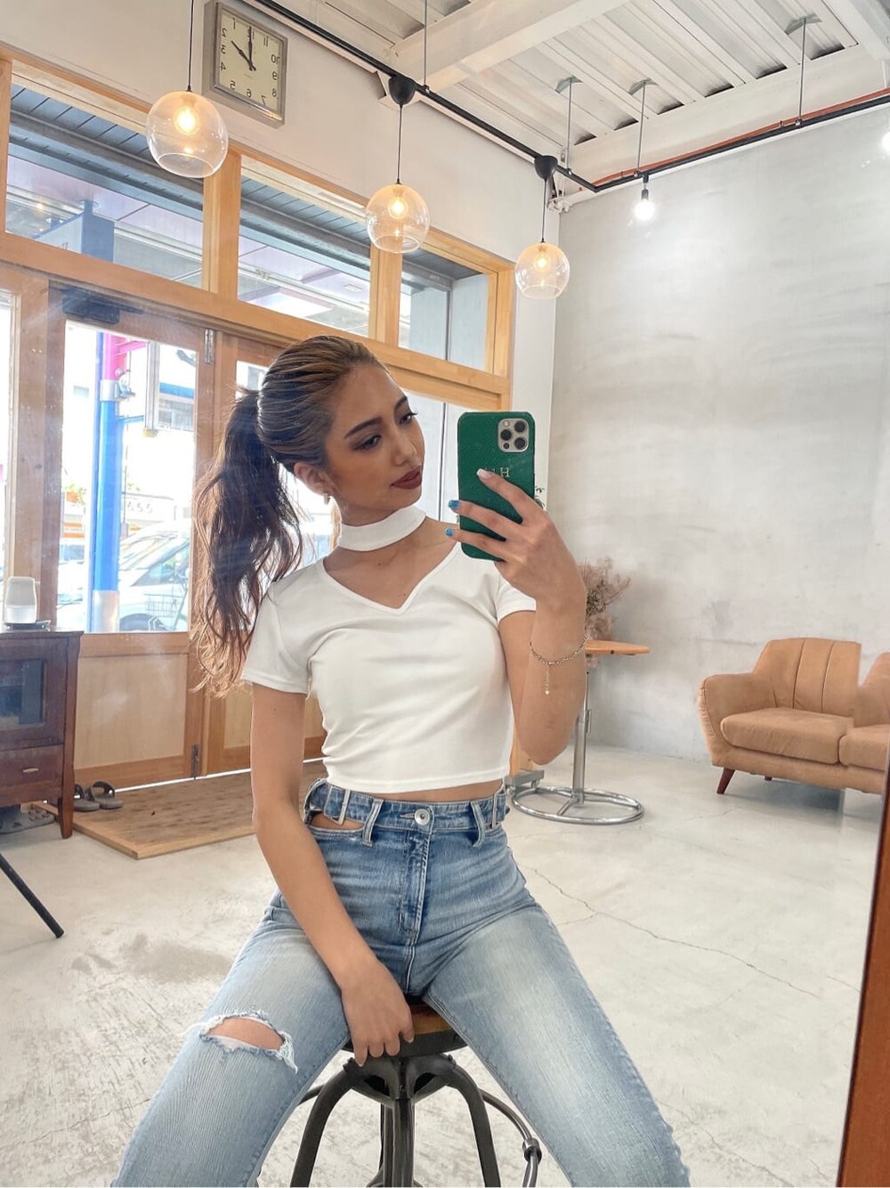 ブルー系のデニムパンツ、ホワイト系のTシャツ/カットソーを着用したレディースの夏コーディネートの2枚目の写真