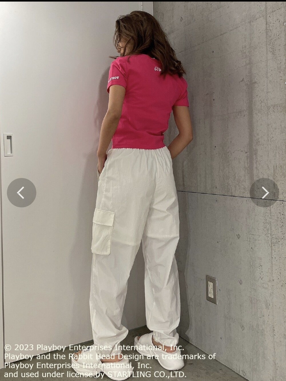 ピンク系のTシャツ/カットソー、ホワイト系のカーゴパンツを着用したレディースの夏コーディネートの7枚目の写真