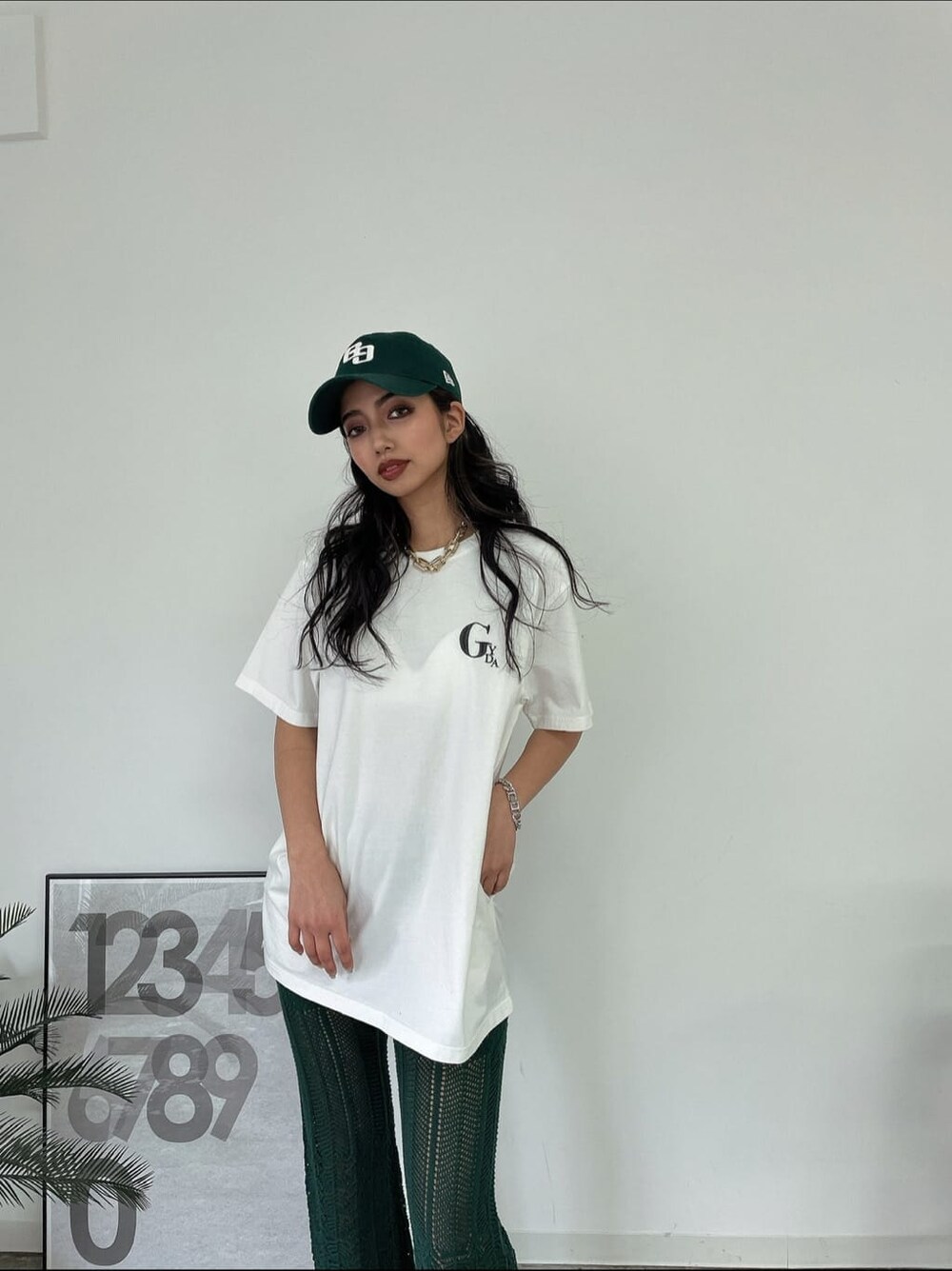 ホワイト系のパンプス、グリーン系のその他パンツ、ホワイト系のTシャツ/カットソーを着用したレディースの夏コーディネートの3枚目の写真