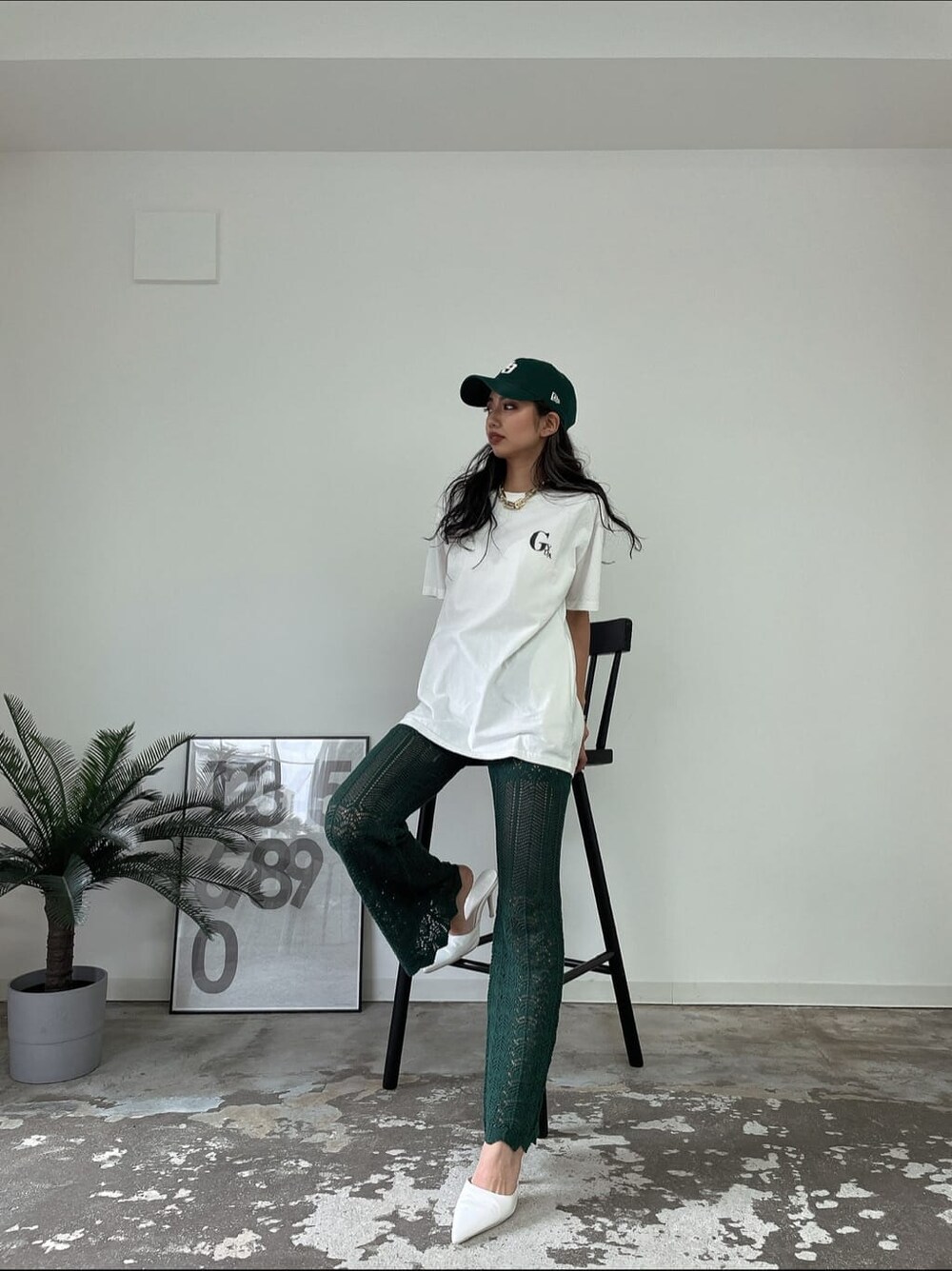 ホワイト系のパンプス、グリーン系のその他パンツ、ホワイト系のTシャツ/カットソーを着用したレディースの夏コーディネートの5枚目の写真
