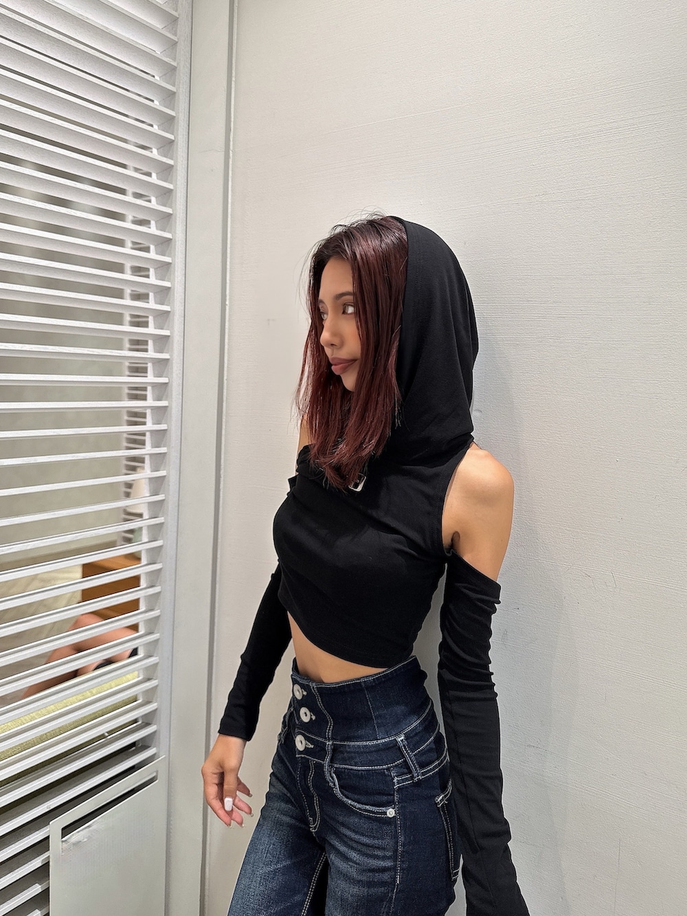 ブラック系のTシャツ/カットソー、ブルー系のデニムパンツ、ブラック系のローファーを着用したレディースの秋コーディネートの3枚目の写真