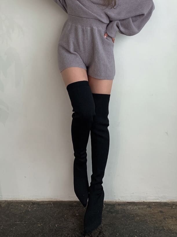 グレー系のつなぎ/オールインワン、ブラック系のブーツ、ブラック系のキャップを着用したレディースの秋コーディネートの6枚目の写真