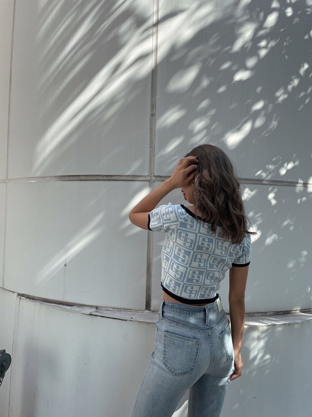 ブルー系のデニムパンツ、ブルー系のニット/セーターを着用したレディースの冬コーディネートの7枚目の写真