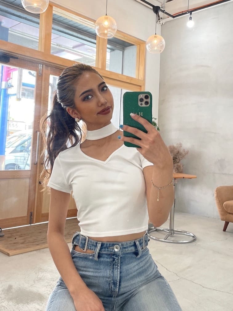 ブルー系のデニムパンツ、ホワイト系のTシャツ/カットソーを着用したレディースの夏コーディネートの3枚目の写真