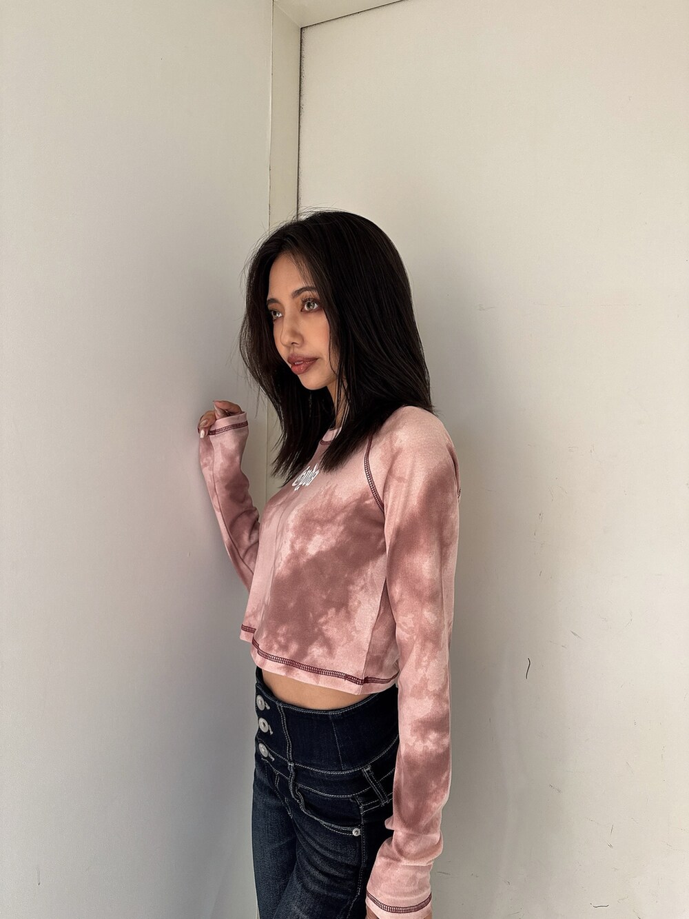 レッド系のTシャツ/カットソー、ブルー系のデニムパンツ、ブラック系のサンダルを着用したレディースの夏コーディネートの7枚目の写真