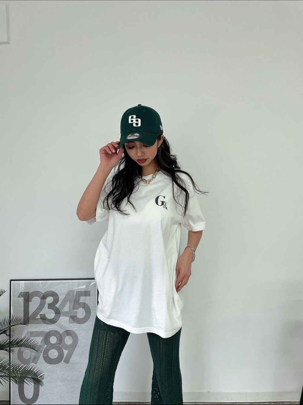 ホワイト系のパンプス、グリーン系のその他パンツ、ホワイト系のTシャツ/カットソーを着用したレディースの夏コーディネートの4枚目の写真