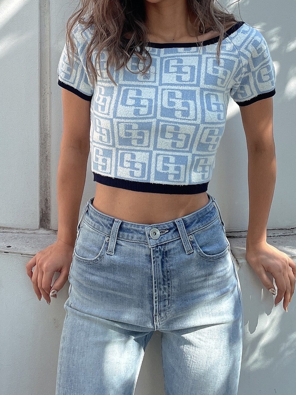 ブルー系のデニムパンツ、ブルー系のニット/セーターを着用したレディースの冬コーディネートの6枚目の写真