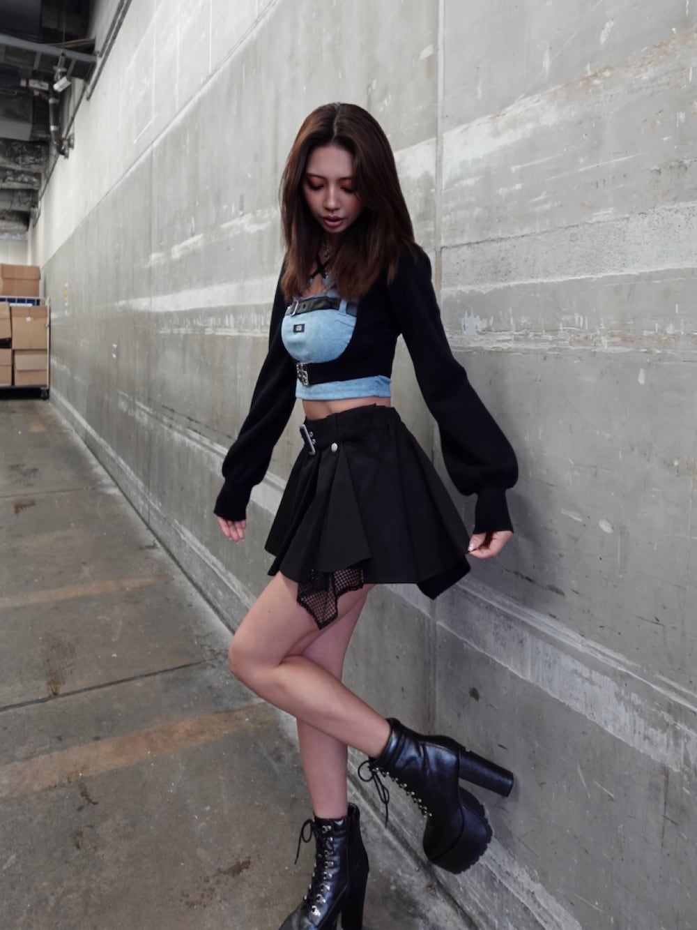 ブルー系のキャミソール、ブラック系のカーディガン/ボレロ、ブラック系のスカートを着用したレディースの春コーディネートの5枚目の写真