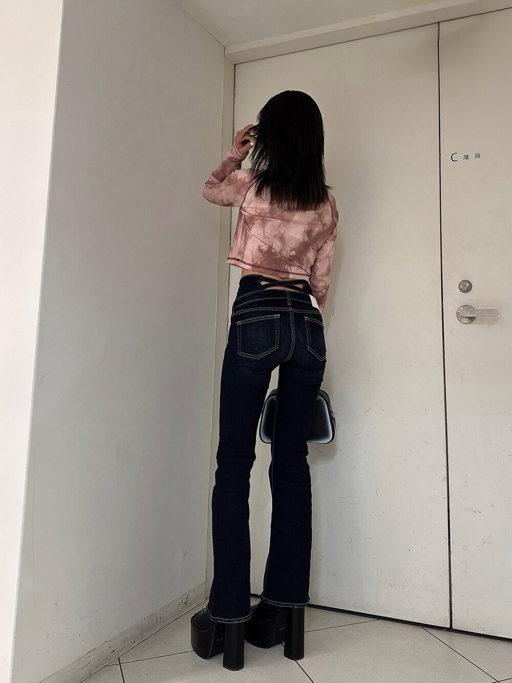 レッド系のTシャツ/カットソー、ブルー系のデニムパンツ、ブラック系のサンダルを着用したレディースの夏コーディネートの2枚目の写真