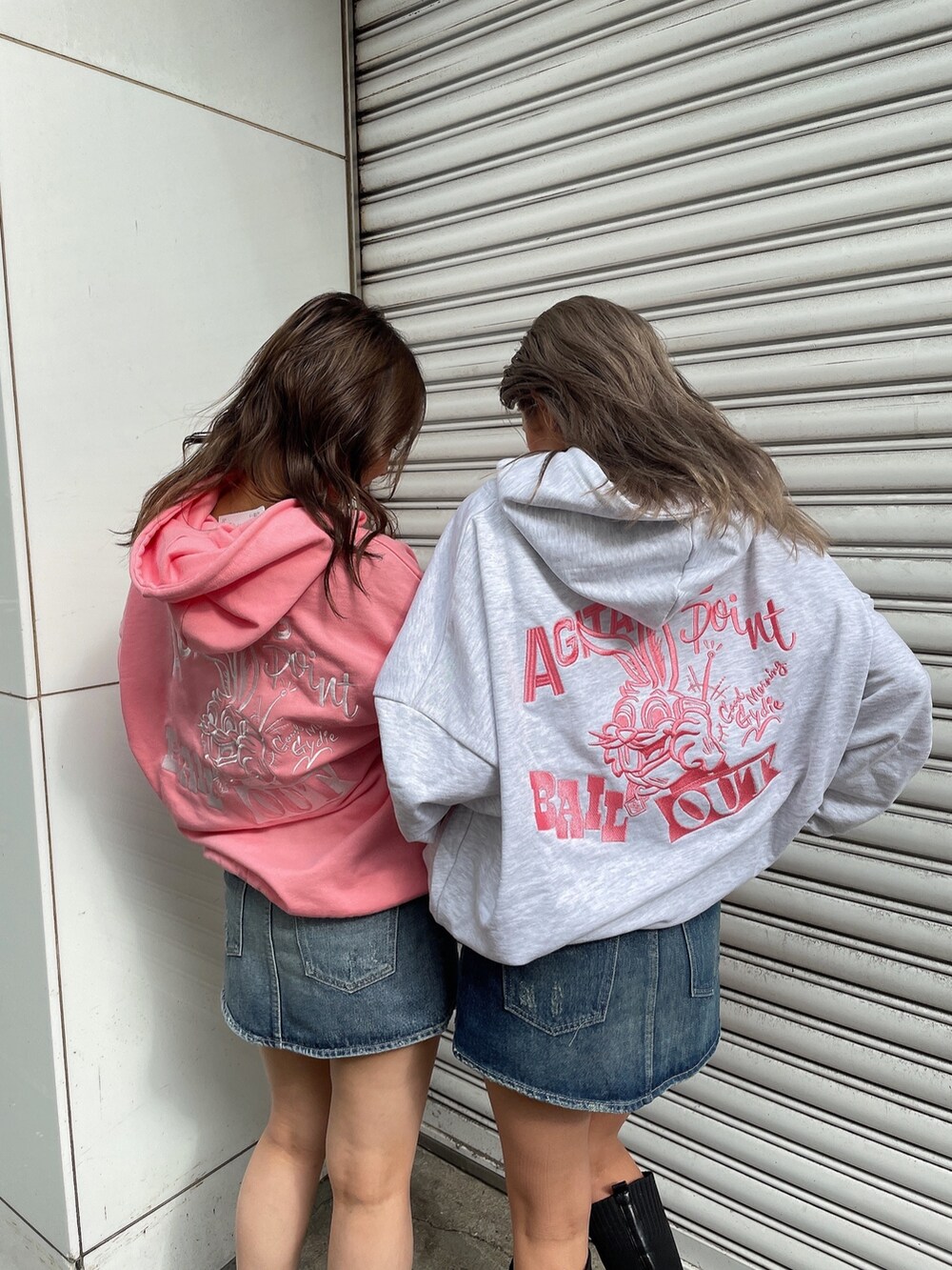 グレー系のパーカー、ピンク系のパーカー、ブルー系のデニムスカートを着用したレディースの冬コーディネートの8枚目の写真