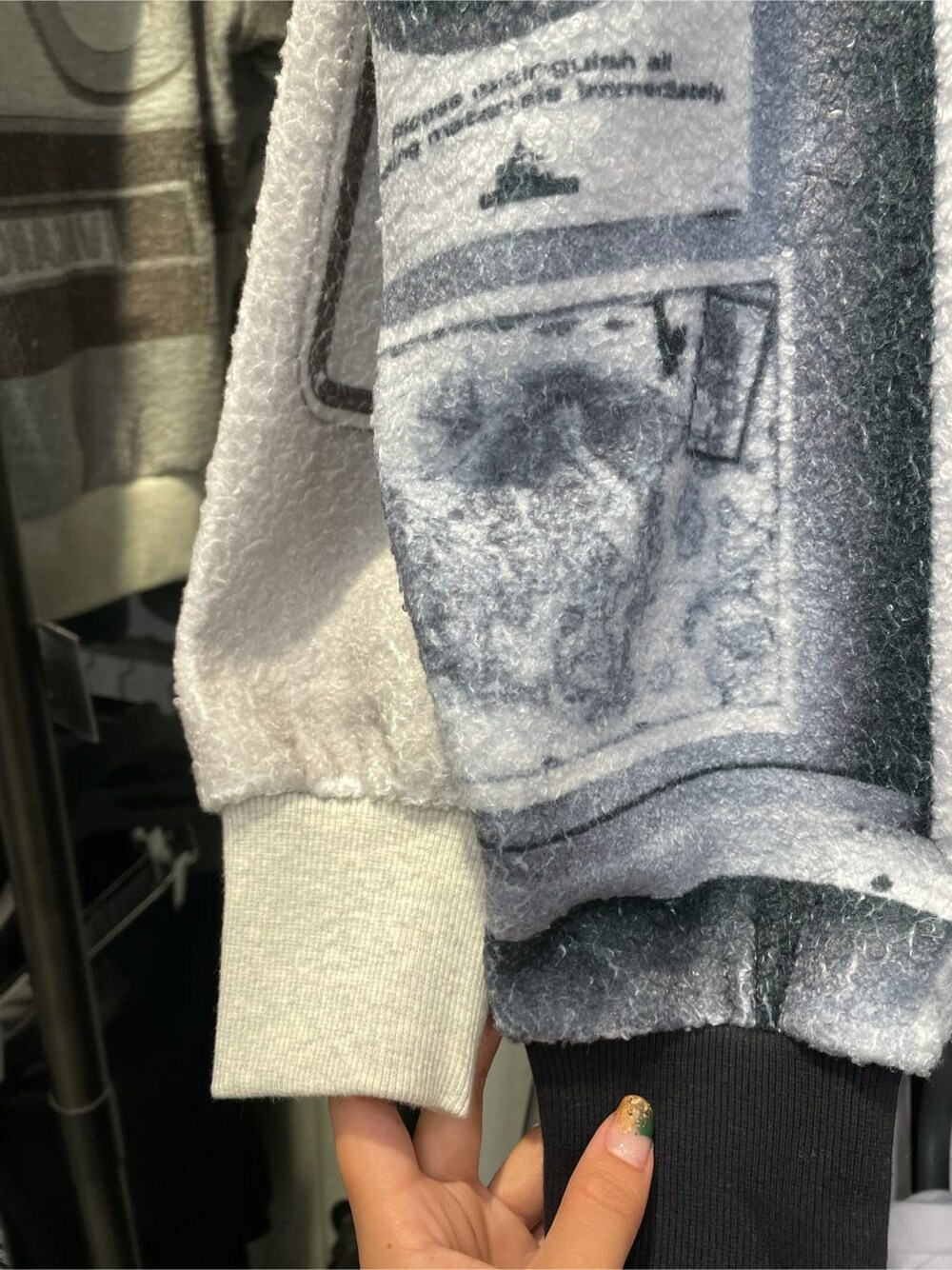 グレー系のパーカー、ホワイト系のパンプス、ブルー系のデニムパンツを着用したレディースの秋コーディネートの4枚目の写真