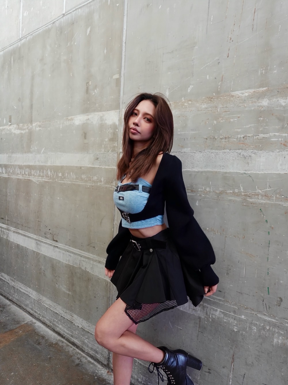 ブルー系のキャミソール、ブラック系のカーディガン/ボレロ、ブラック系のスカートを着用したレディースの春コーディネートの2枚目の写真