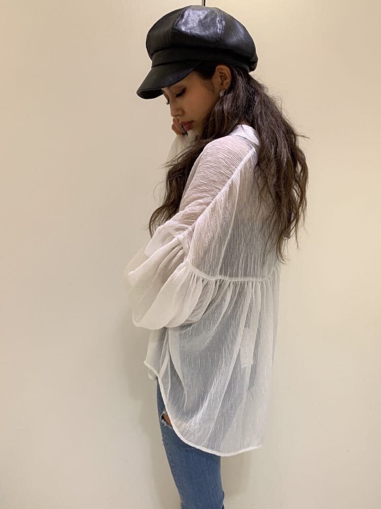 ブラック系のキャミソール、ホワイト系のシャツ/ブラウス、ホワイト系のサンダルを着用したレディースの夏コーディネートの5枚目の写真