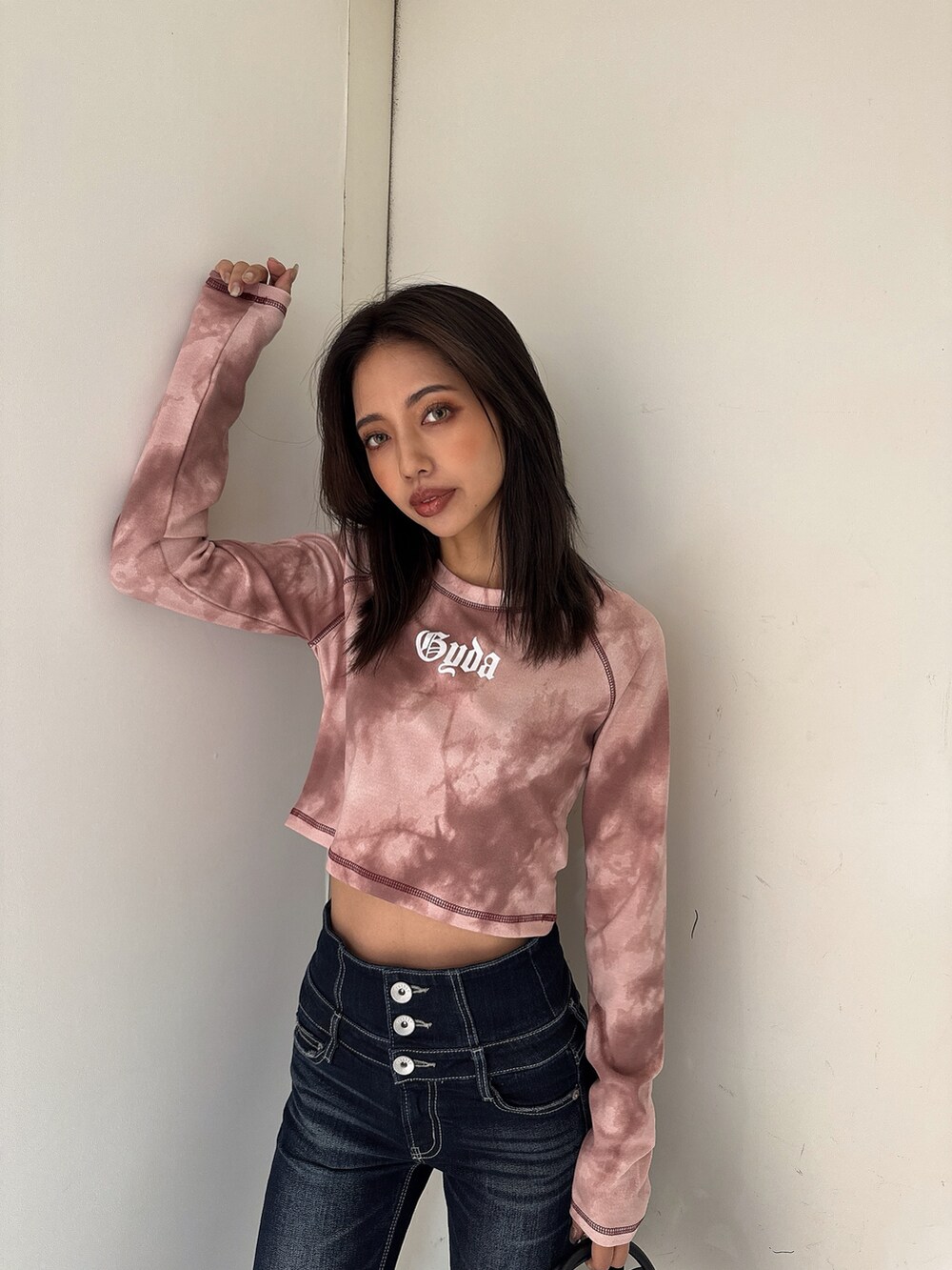 レッド系のTシャツ/カットソー、ブルー系のデニムパンツ、ブラック系のサンダルを着用したレディースの夏コーディネートの4枚目の写真