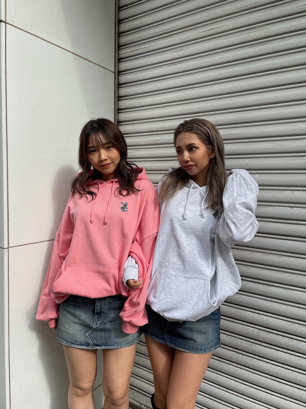 グレー系のパーカー、ピンク系のパーカー、ブルー系のデニムスカートを着用したレディースの冬コーディネートの6枚目の写真