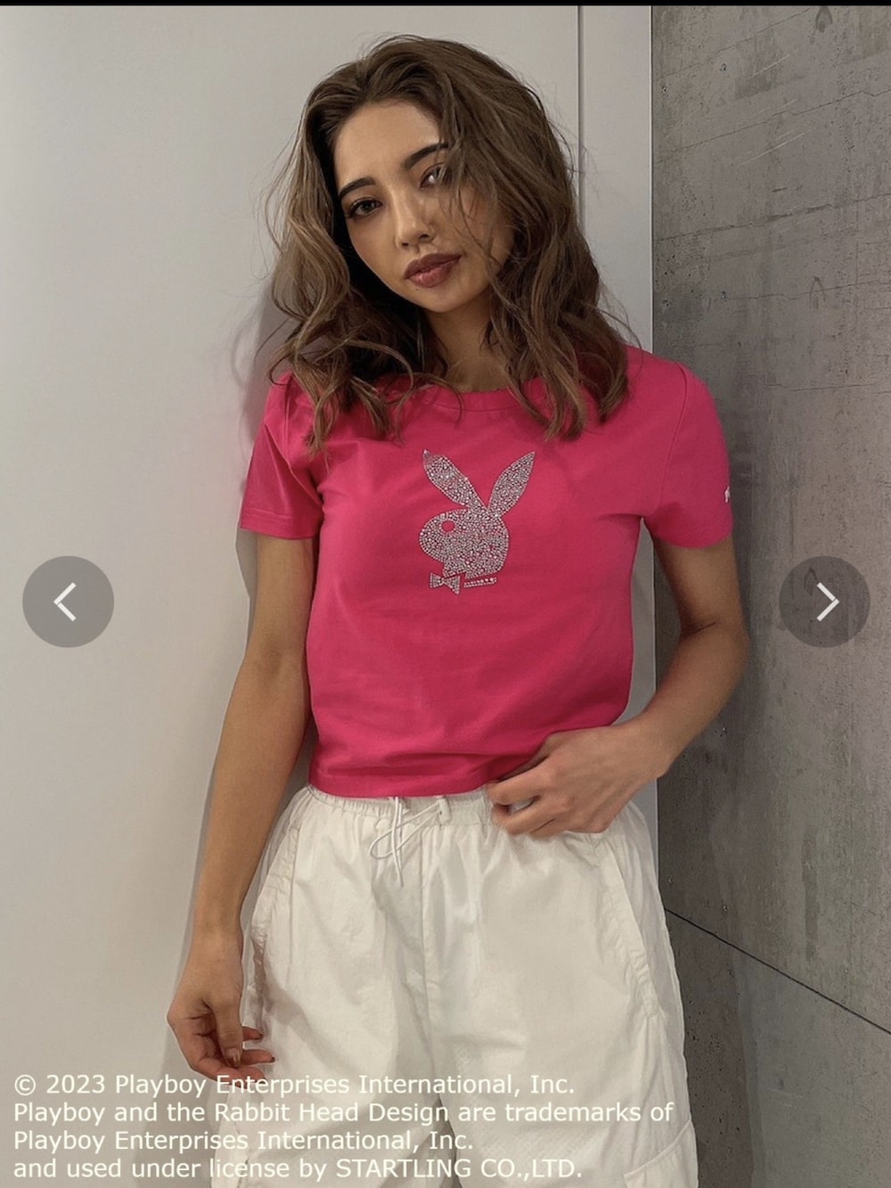 ピンク系のTシャツ/カットソー、ホワイト系のカーゴパンツを着用したレディースの夏コーディネートの4枚目の写真