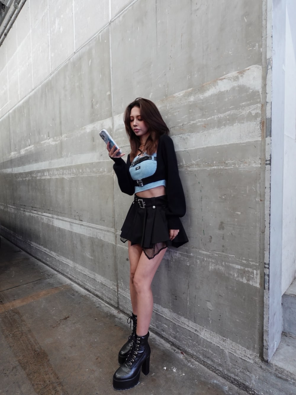 ブルー系のキャミソール、ブラック系のカーディガン/ボレロ、ブラック系のスカートを着用したレディースの春コーディネートの3枚目の写真