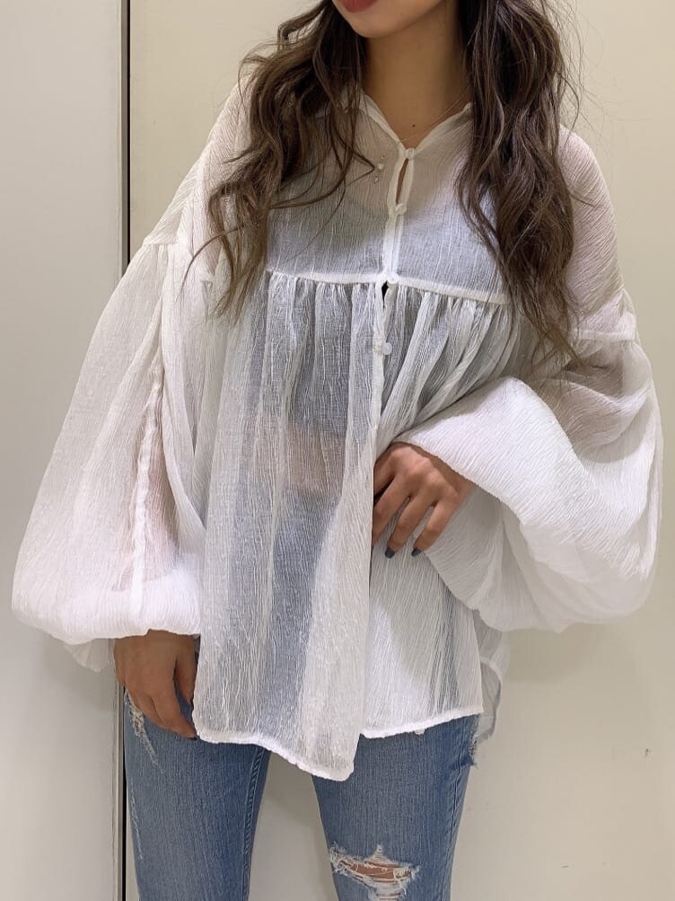 ブラック系のキャミソール、ホワイト系のシャツ/ブラウス、ホワイト系のサンダルを着用したレディースの夏コーディネートの4枚目の写真