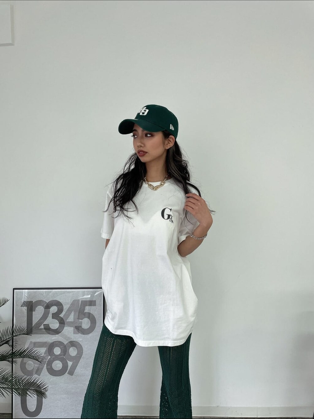 ホワイト系のパンプス、グリーン系のその他パンツ、ホワイト系のTシャツ/カットソーを着用したレディースの夏コーディネートの2枚目の写真