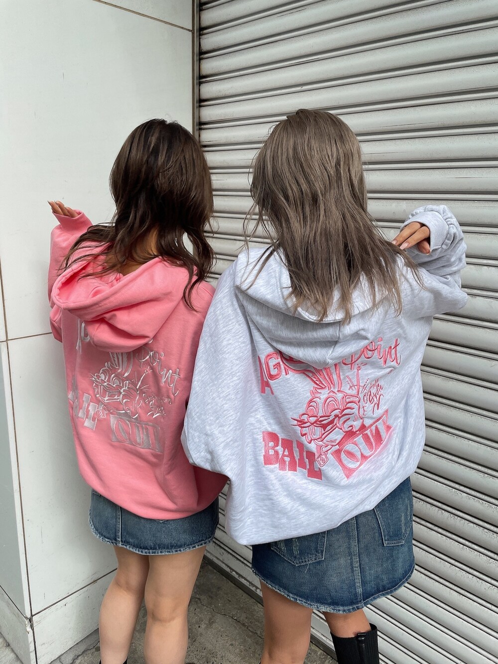 グレー系のパーカー、ピンク系のパーカー、ブルー系のデニムスカートを着用したレディースの冬コーディネートの9枚目の写真