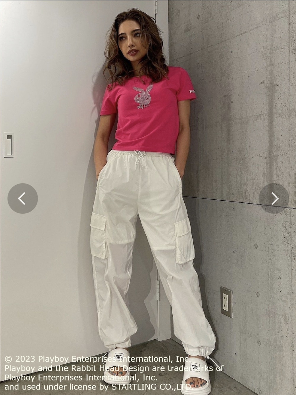 ピンク系のTシャツ/カットソー、ホワイト系のカーゴパンツを着用したレディースの夏コーディネートの5枚目の写真