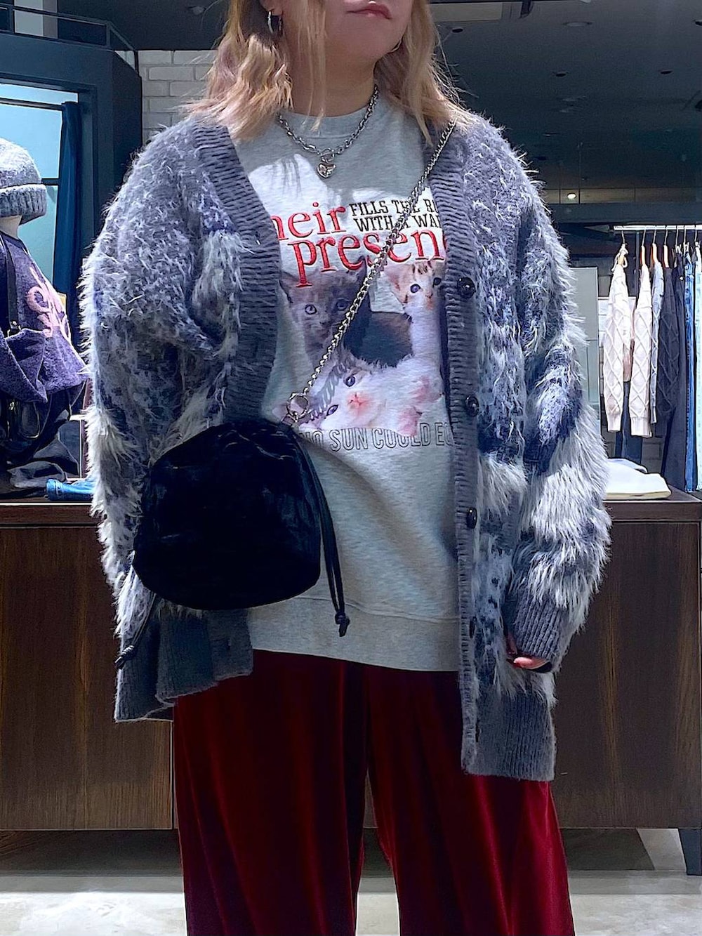 グレー系のスニーカー、グレー系のカーディガン/ボレロ、レッド系のその他パンツを着用したレディースの冬コーディネートの4枚目の写真