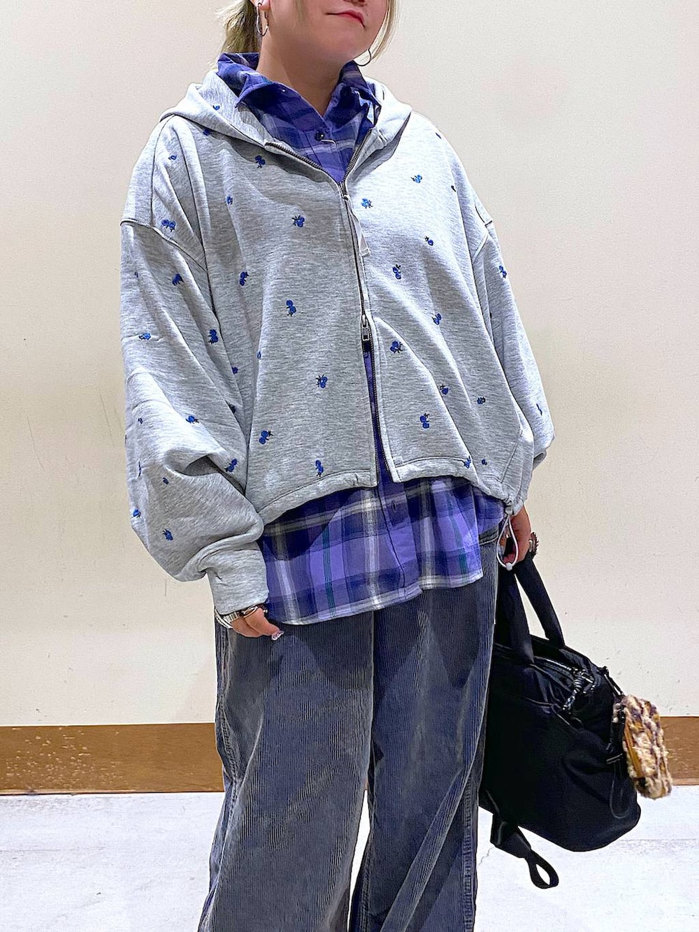その他のパーカー、ブラック系のトートバッグ、その他のモカシン/デッキシューズを着用したレディースの秋コーディネートの4枚目の写真
