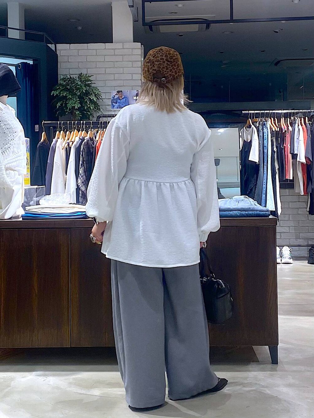 ブラック系のショルダーバッグ、グレー系のタンクトップ、ブラック系のサンダルを着用したレディースの春コーディネートの3枚目の写真