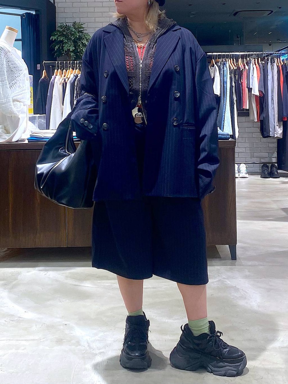 ブラック系のスニーカー、ピンク系のタンクトップ、ブラック系のトートバッグを着用したレディースの春コーディネートの4枚目の写真