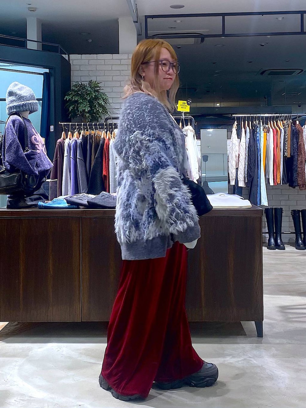 グレー系のスニーカー、グレー系のカーディガン/ボレロ、レッド系のその他パンツを着用したレディースの冬コーディネートの2枚目の写真