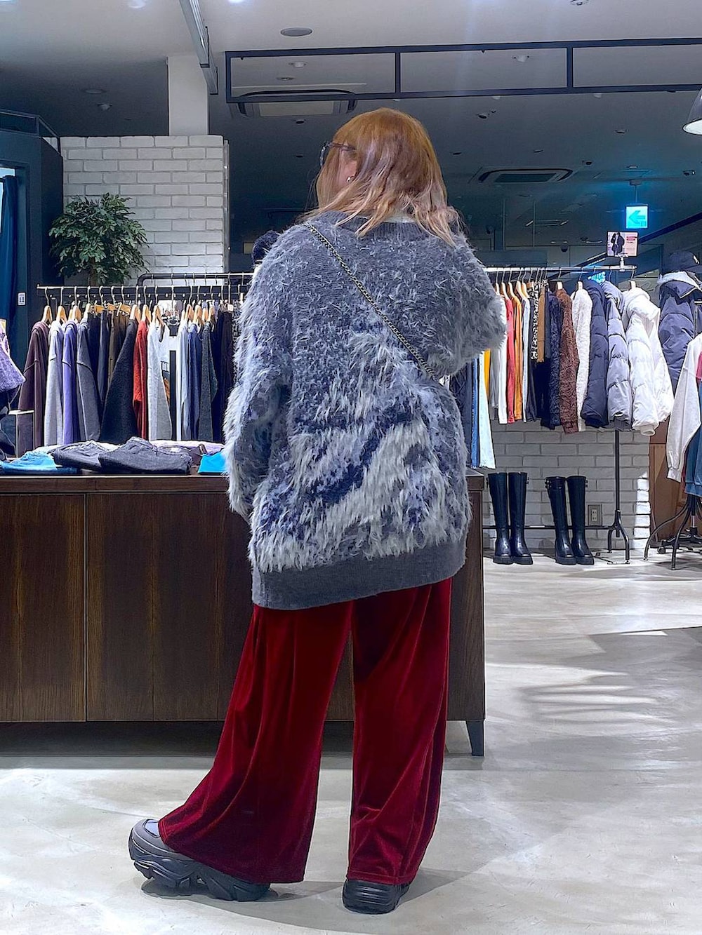 グレー系のスニーカー、グレー系のカーディガン/ボレロ、レッド系のその他パンツを着用したレディースの冬コーディネートの3枚目の写真