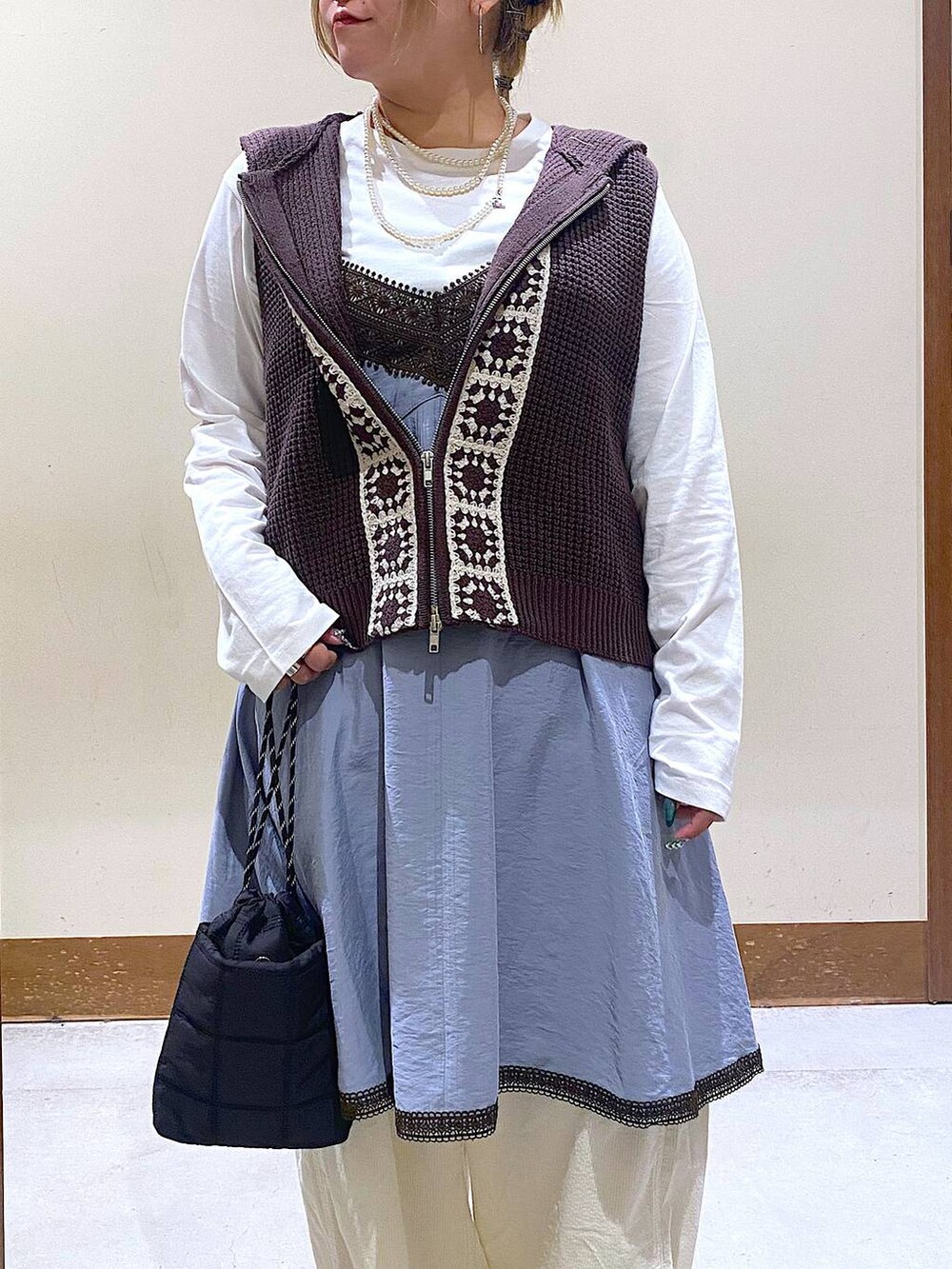 ブルー系のワンピース、その他のドレスシューズ、ブラック系のショルダーバッグを着用したレディースの秋コーディネートの4枚目の写真