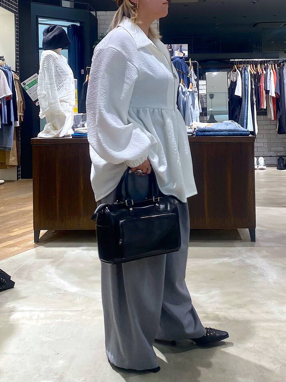 ブラック系のショルダーバッグ、グレー系のタンクトップ、ブラック系のサンダルを着用したレディースの春コーディネートの5枚目の写真