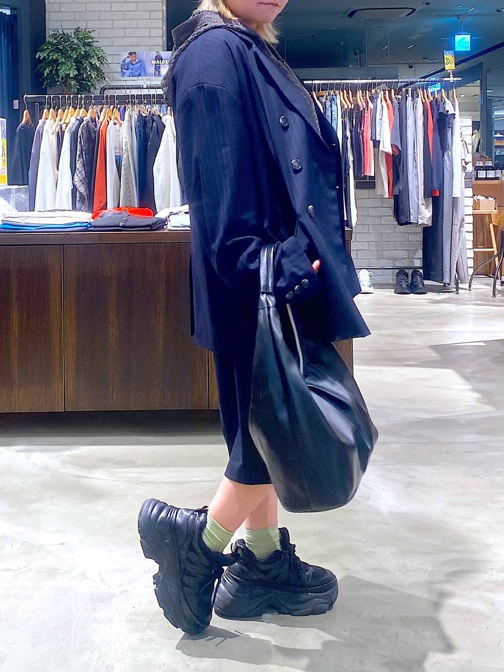 ブラック系のスニーカー、ピンク系のタンクトップ、ブラック系のトートバッグを着用したレディースの春コーディネートの2枚目の写真