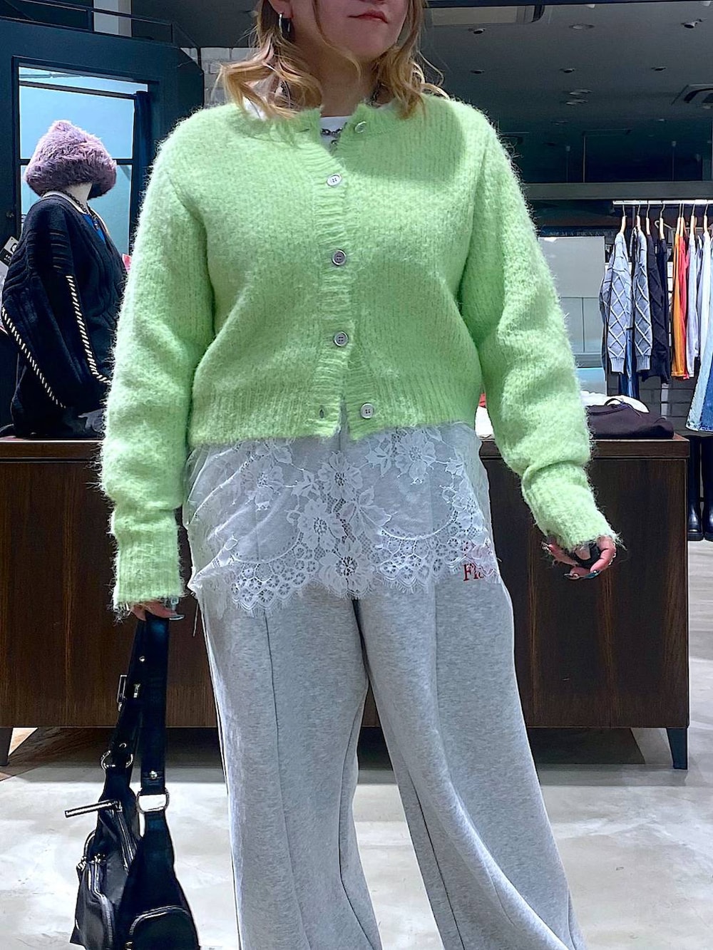 ベージュ系のスニーカー、ブラック系のショルダーバッグ、ホワイト系のTシャツ/カットソーを着用したレディースの冬コーディネートの4枚目の写真