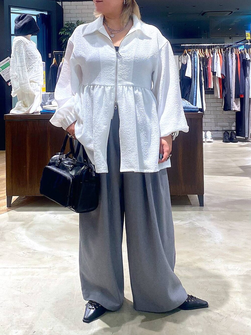 ブラック系のショルダーバッグ、グレー系のタンクトップ、ブラック系のサンダルを着用したレディースの春コーディネートの4枚目の写真