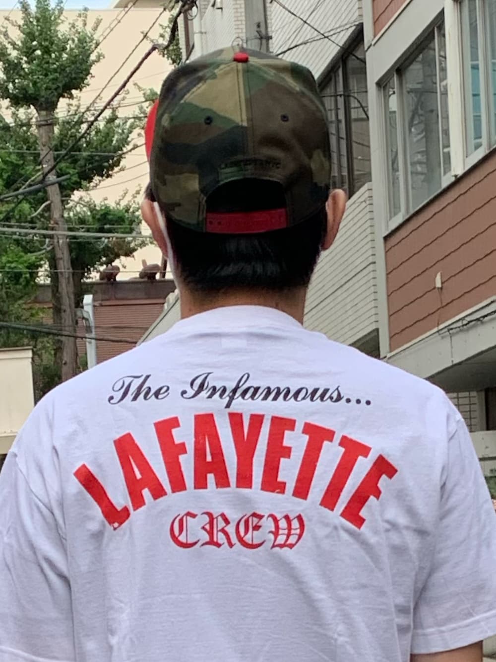 「夏コーデ、ストリート、Tシャツ、休日スタイル」｜「Lafayetteのアイテム（Tシャツ/カットソー、ホワイト系）」を使った、からあげシェイク2さん（メンズ・175cm）の夏コーディネートの2枚目の写真