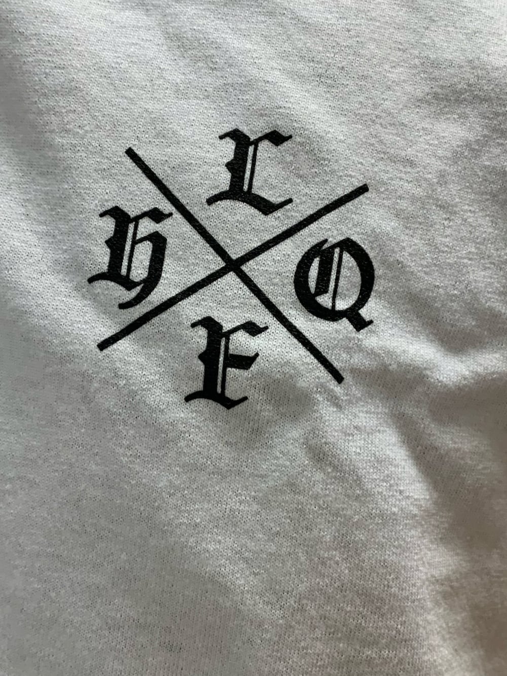 「夏コーデ、ストリート、Tシャツ、休日スタイル」｜「Lafayetteのアイテム（Tシャツ/カットソー、ホワイト系）」を使った、からあげシェイク2さん（メンズ・175cm）の夏コーディネートの3枚目の写真