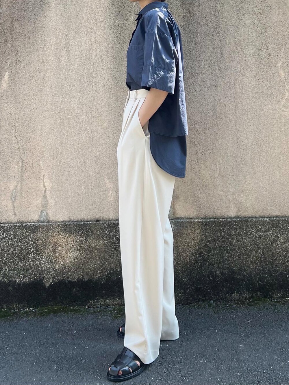 ブルー系のシャツ/ブラウス、ホワイト系のその他パンツ、ブラック系のサンダルを着用したレディースの夏コーディネートの2枚目の写真