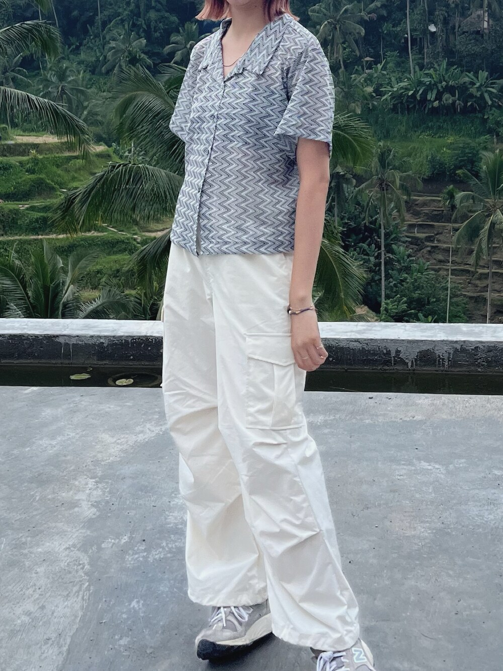 ブラック系のカーディガン/ボレロ、ホワイト系のカーゴパンツを着用したレディースの夏コーディネートの2枚目の写真