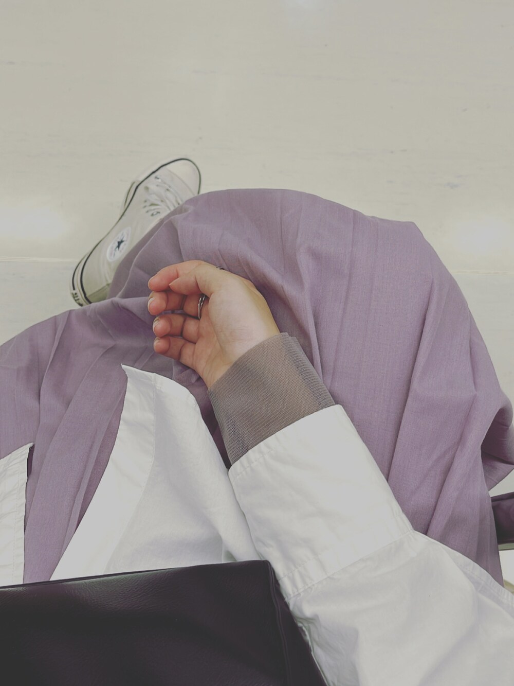 ホワイト系のシャツ/ブラウスを着用したレディースの秋コーディネートの2枚目の写真