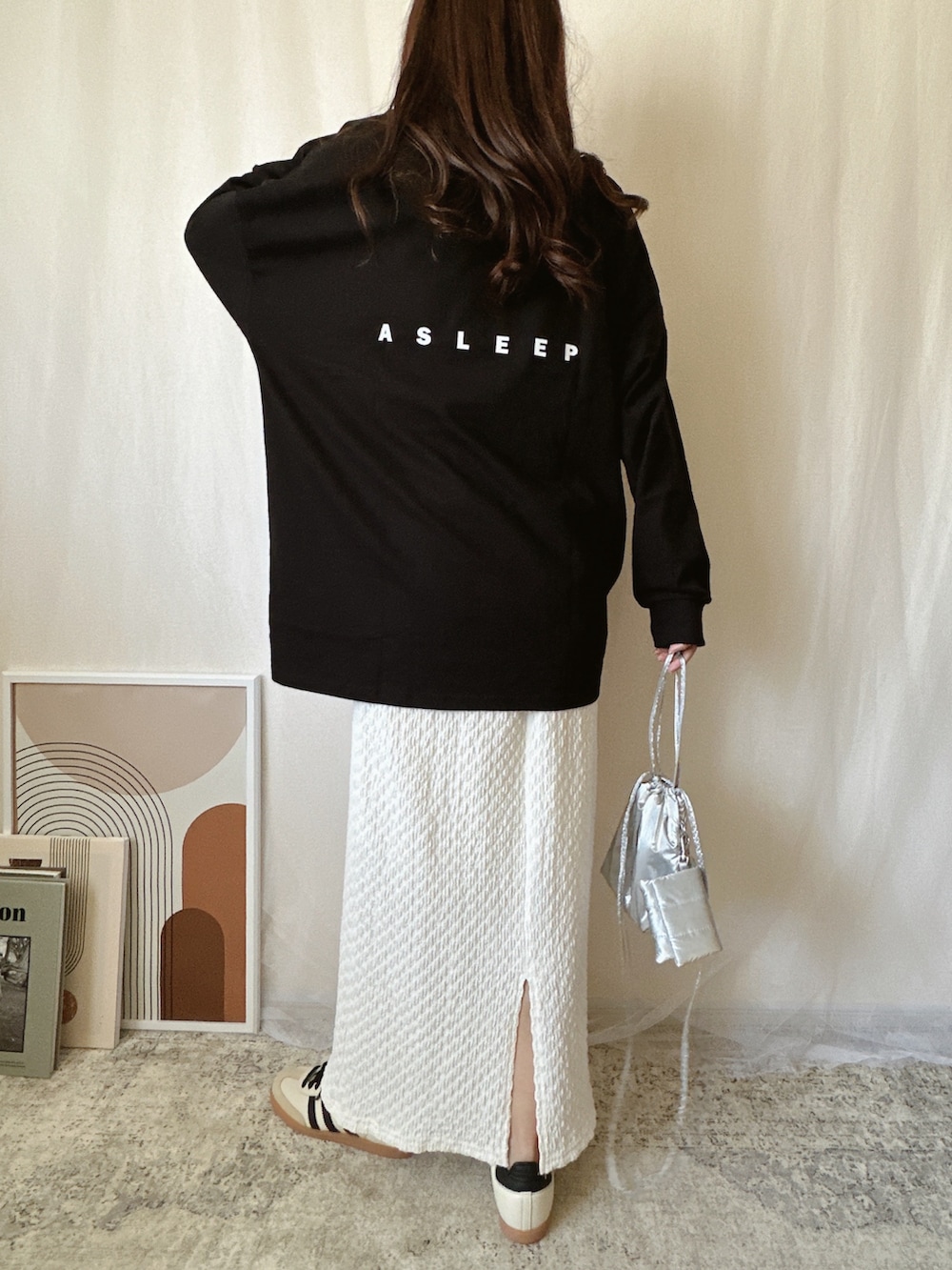 ブラック系のTシャツ/カットソーを着用したレディースの春コーディネートの4枚目の写真