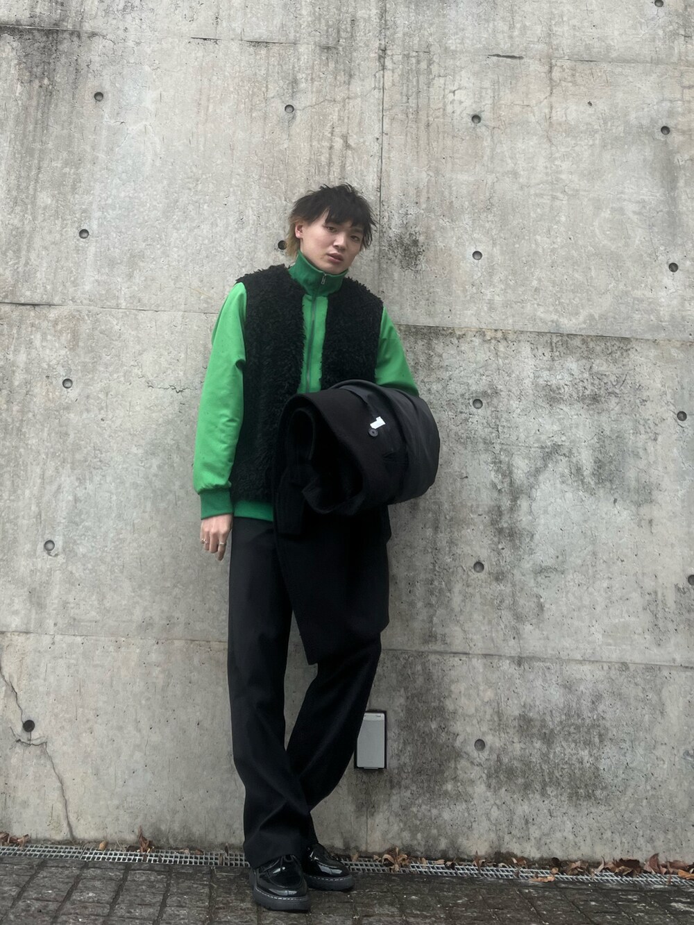 「オーバーサイズ、ほめられ本命コーデ、カジュアルコーデ、モード、おしゃれさんと繋がりたい、春コーデ、革靴、モードカジュアル、ビッグシルエット、差し色」｜「BUYMAのアイテム（チェスターコート、ブラック系）」を使った、スケ🪕さん（メンズ・176cm）の冬コーディネートの2枚目の写真