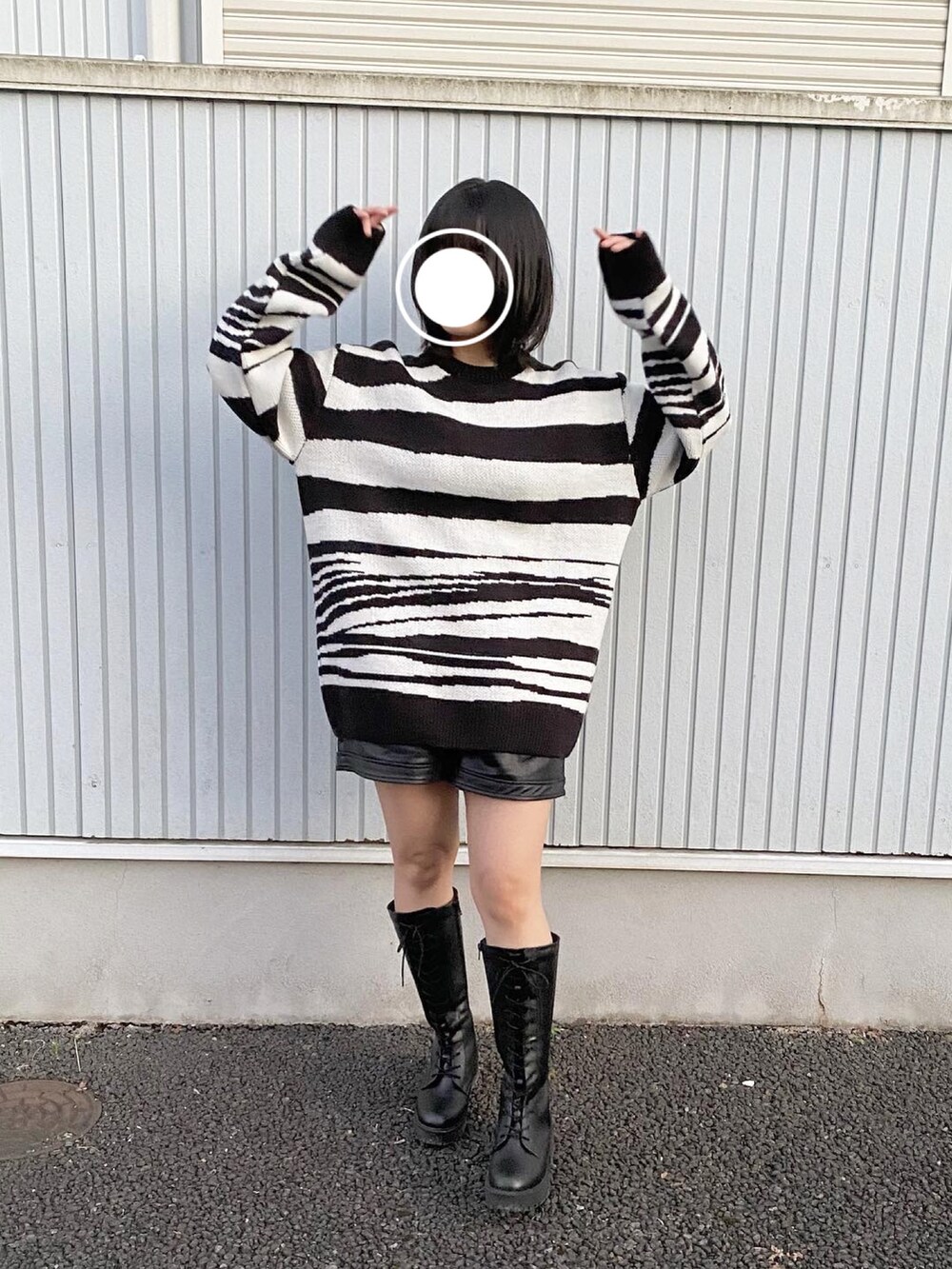 ブラック系のニット/セーター、ブラック系のその他パンツ、ブラック系のブーツを着用したレディースの冬コーディネートの2枚目の写真