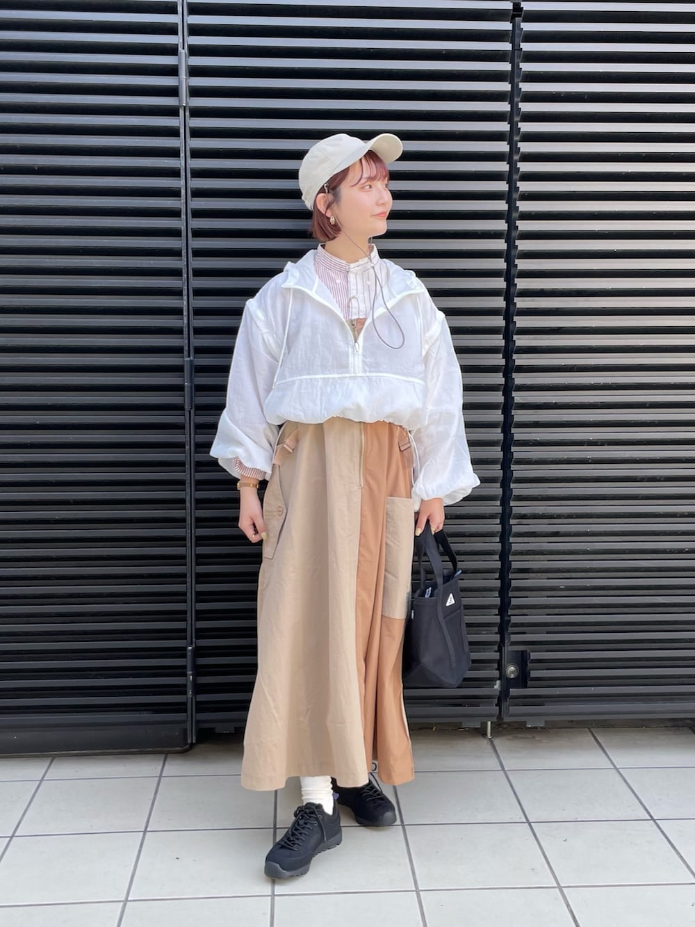 「大人カジュアル、アウトドアスタイル、春色、休日スタイル、スポーツミックス、お出かけコーデ、アノラックパーカー、チャオパニックティピー(CIAOPANIC TYPY)、キャップ、ワンピース、キャミワンピ、春コーデ、春アウター、エシンタ」｜「CIAOPANIC TYPYの【マルチウェイ】クロップド丈光沢シアーナイロンアノラック（ナイロンジャケット、ホワイト系）」を使った、ほのかさん（レディース・161cm）の春コーディネートの2枚目の写真