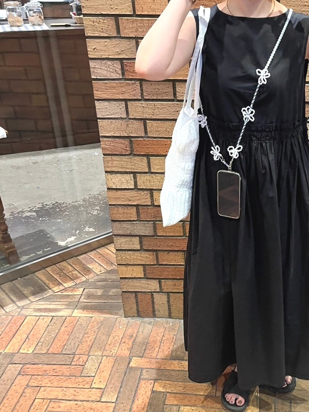 「お出かけコーデ、夏セールで買いました、麦わら帽子、プチプラ、サンダル、淡色コーデ、モノトーン、今日のコーデ、ワンピース、大人ガーリー、帽子、ハット、Lattice、チャオパニックティピー(CIAOPANIC TYPY)」｜「CIAOPANIC TYPYの【india】ウエストギャザーワンピ（ワンピース、ブラック系）」を使った、ほのかさん（レディース・161cm）の夏コーディネートの2枚目の写真