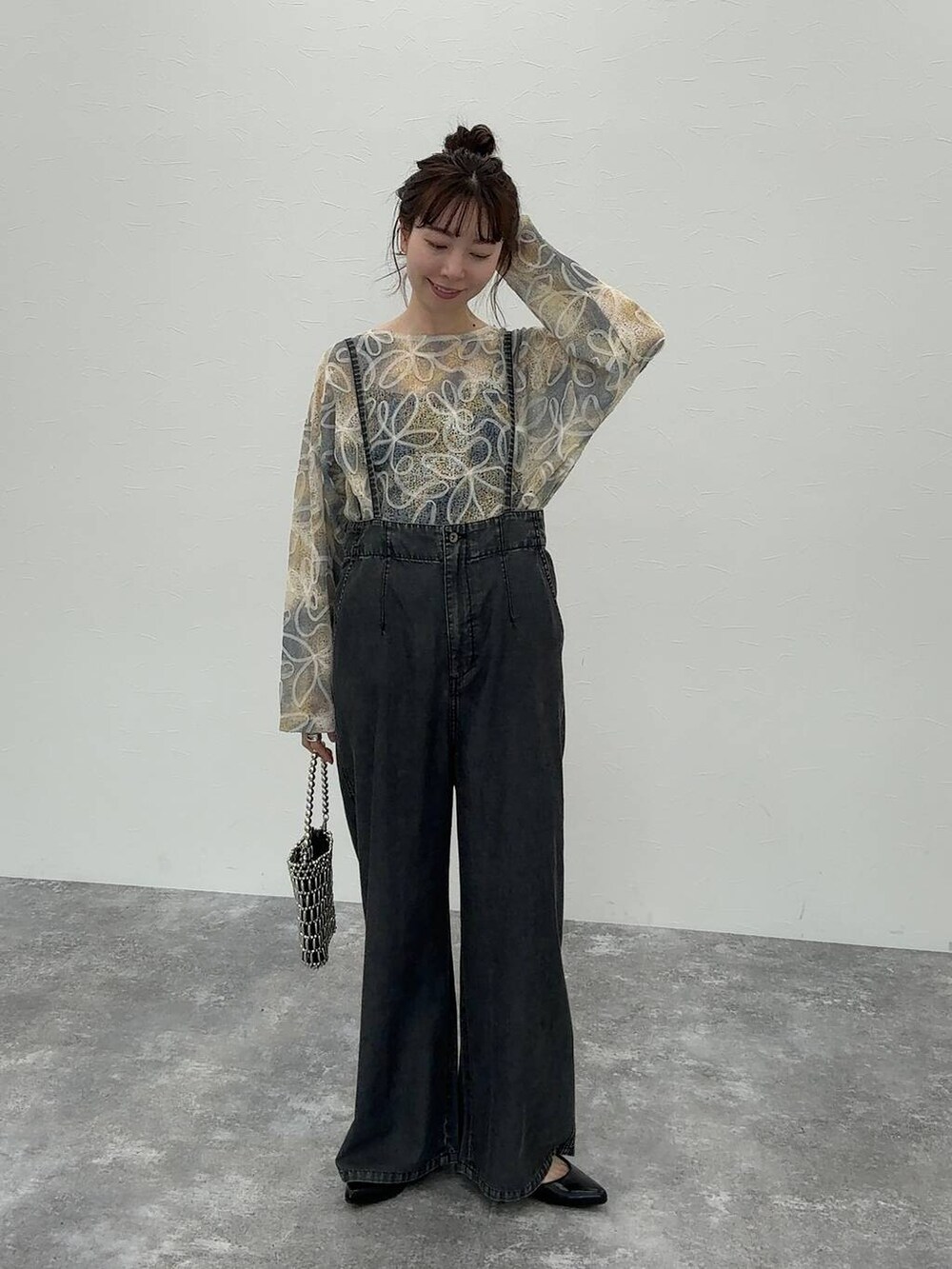 グレー系のサロペット/オーバーオール、ブラック系のパンプスを着用したレディースの春コーディネートの2枚目の写真