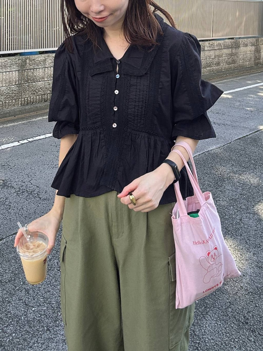 ブラック系のシャツ/ブラウスを着用したレディースの秋コーディネートの2枚目の写真