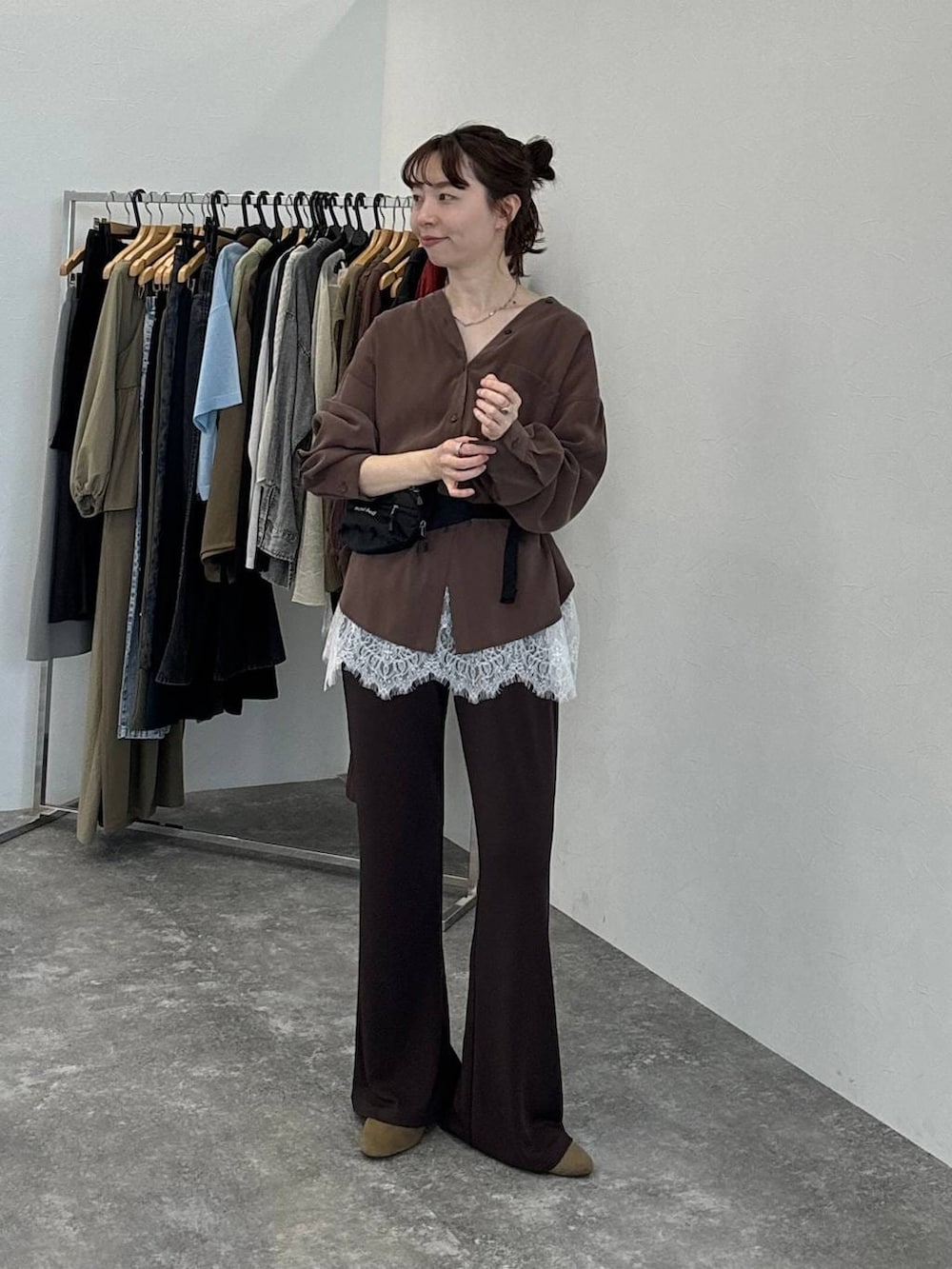 ブラウン系のシャツ/ブラウス、ホワイト系のキャミソール、ベージュ系のパンプスを着用したレディースの春コーディネートの4枚目の写真